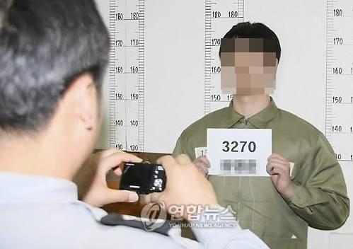 △进看守所拍照的模拟图(来自于韩联社)